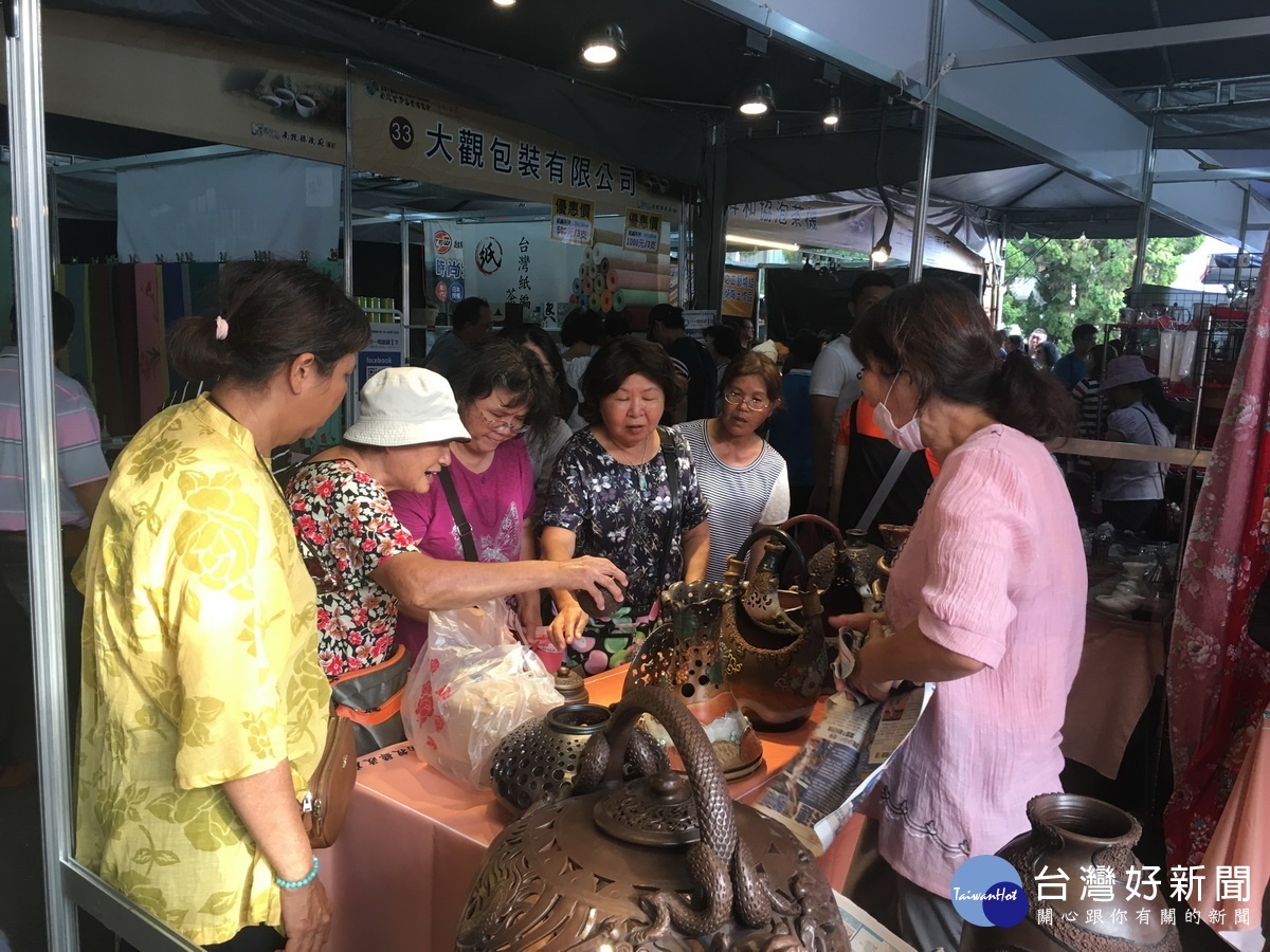 各家攤商生意興隆,不停忙包裝。(記者扶小萍攝)