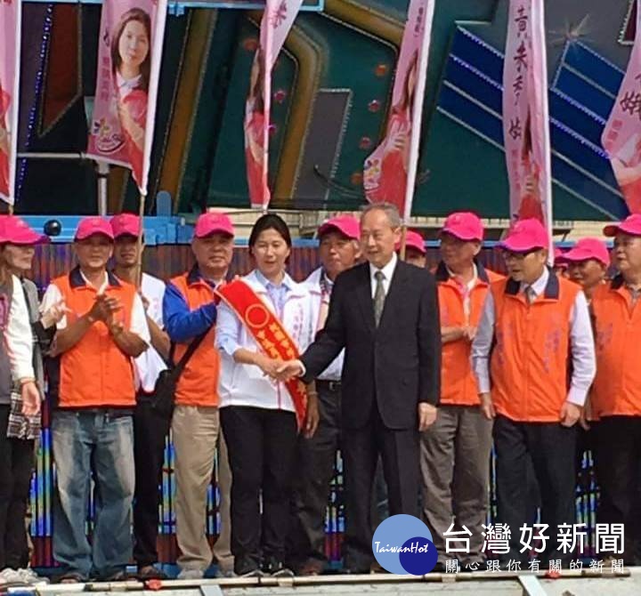 桃園市市議員(楊梅區)候選人黃朱秀娥,成立競選總部,前內政部長黃主文親臨站台造勢,地方人士千餘人與會,凍蒜聲響徹雲霄。