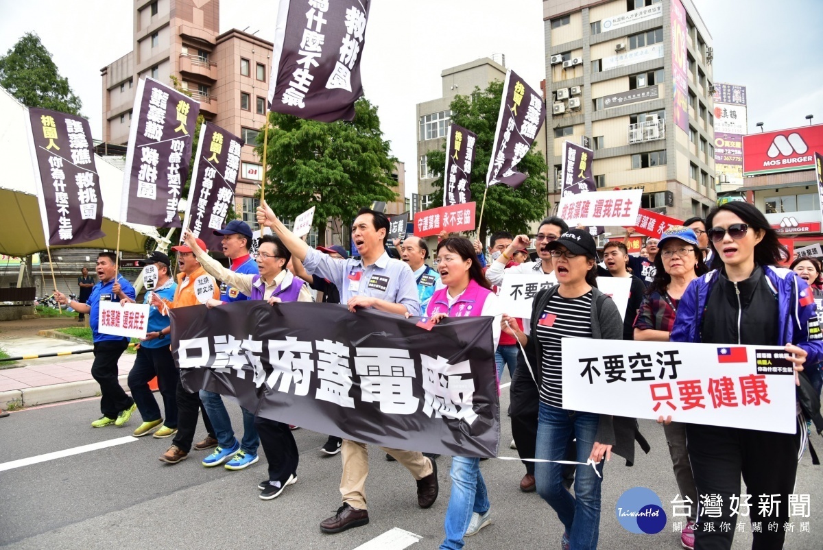 行政院環保署強行通過「觀塘第三天然氣接收站環境影響差異分析案」,為表達不滿陳學聖率領近3、400位市民「路過」桃園市政府前廣場。