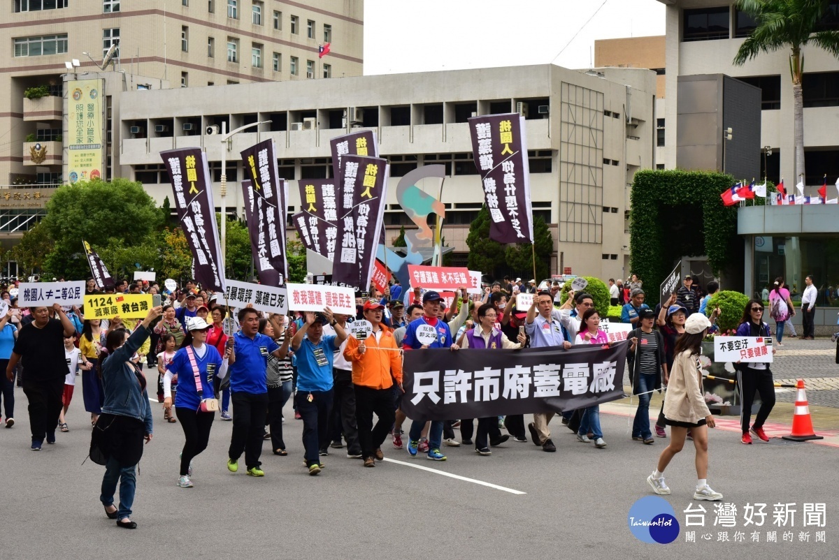 行政院環保署強行通過「觀塘第三天然氣接收站環境影響差異分析案」,為表達不滿陳學聖率領近3、400位市民「路過」桃園市政府前廣場。