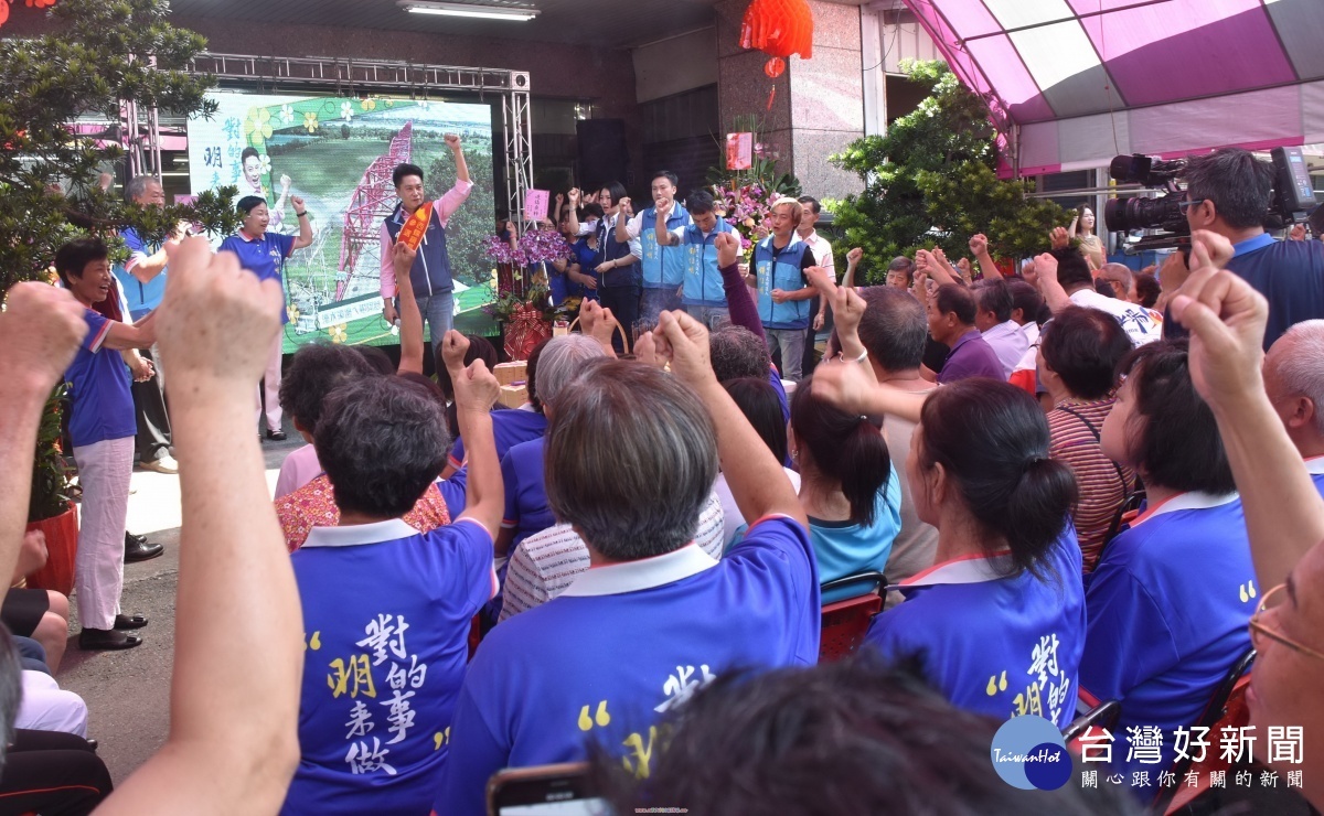鍾明任發表參選演說後,與支持者高喊凍蒜. 。(記者郭春輝拍攝)
