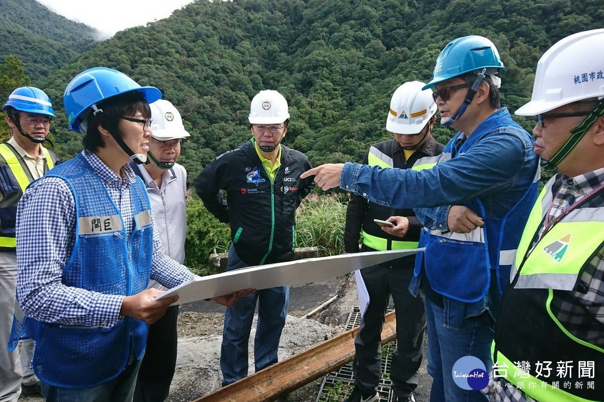 桃園市政府工務局長黃治峯(中)親赴復興區勘查搶修工程。