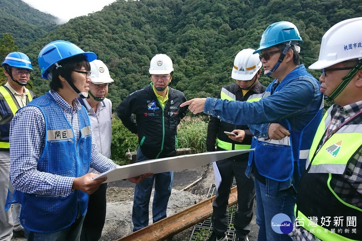 桃園市政府工務局長黃治峯（中）親赴復興區勘查搶修工程。