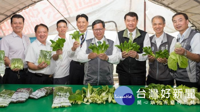 桃園市長鄭文燦前往八德區良友有機田園,視察華膳空廚與良友有機田園契作。