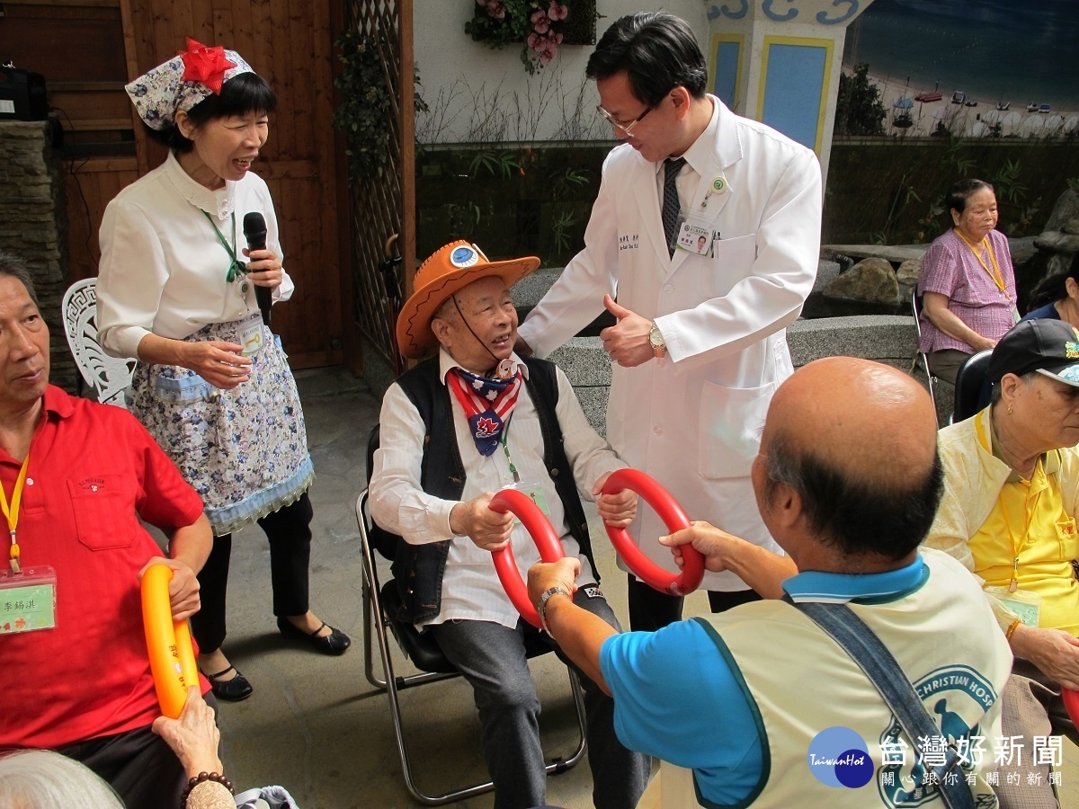 「得憶園」學員進行甜甜圈運動。（後排右一：彰基院長陳穆寬醫師手比大姆哥『讚』、中間者：戴橘帽黃姓學員、後排左一：專案研究助理趙寶蓮）