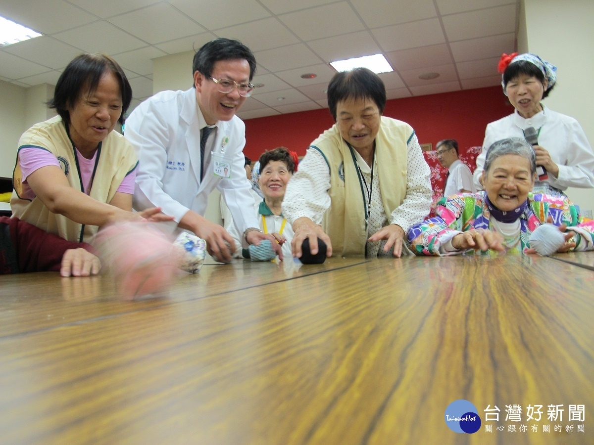 左二為彰基院長陳穆寬醫師與「得憶園」學員進行滾滾棉球運動。