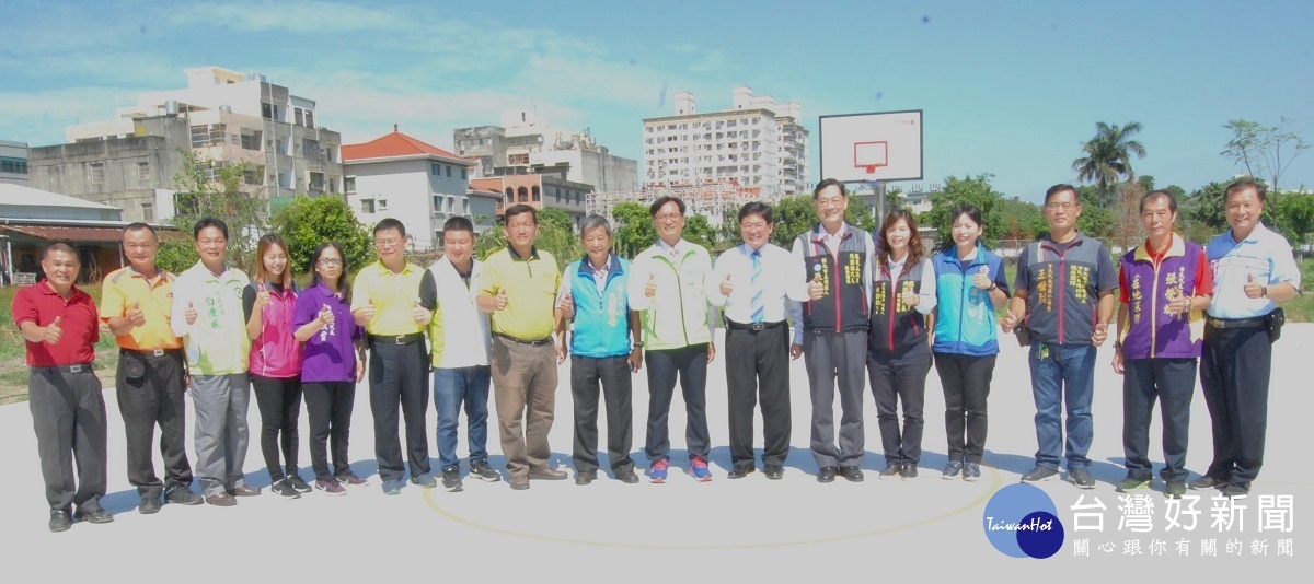 彰化市長邱建富(右7)等人在新啟用的崙平公園三期新建工程籃球場上大聲喊讚！