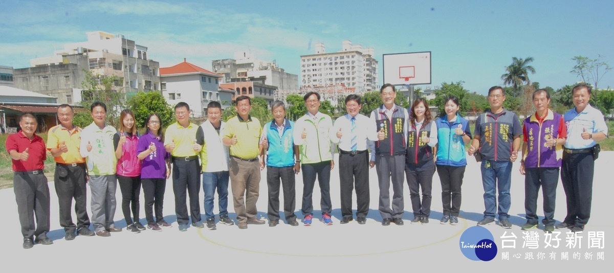彰化市長邱建富(右7)等人在新啟用的崙平公園三期新建工程籃球場上大聲喊讚!
