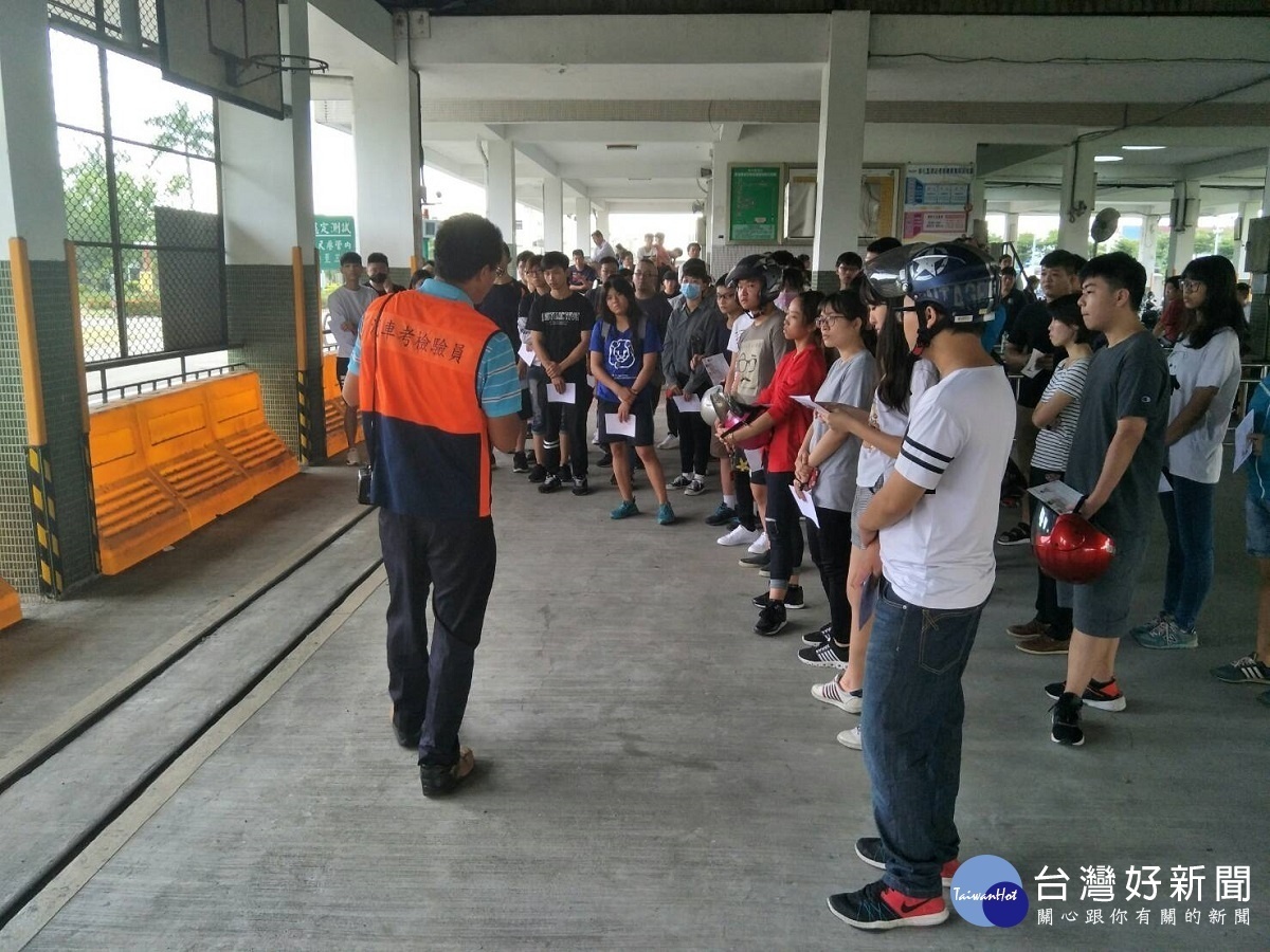 彰化監理展開放假日機車考照。圖/彰化監理站提供