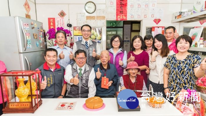 桃園市長鄭文燦前往中壢區水尾里,親訪百歲人瑞韓寳順先生。
