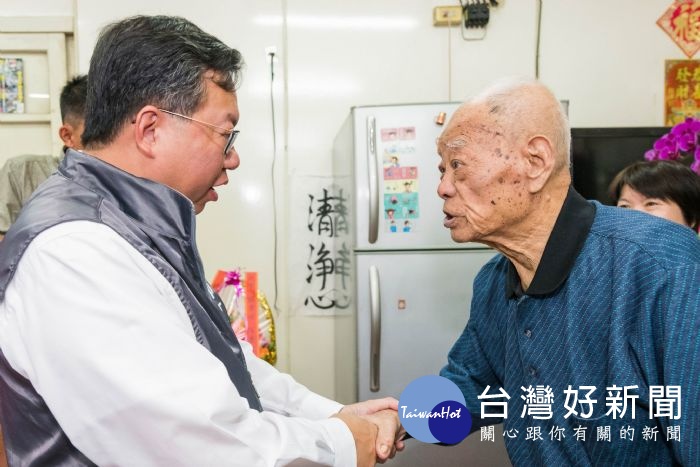 鄭市長表示,韓伯伯很健康、也很開朗,一個良好的社會要建立照顧長輩、尊重長輩的環境。