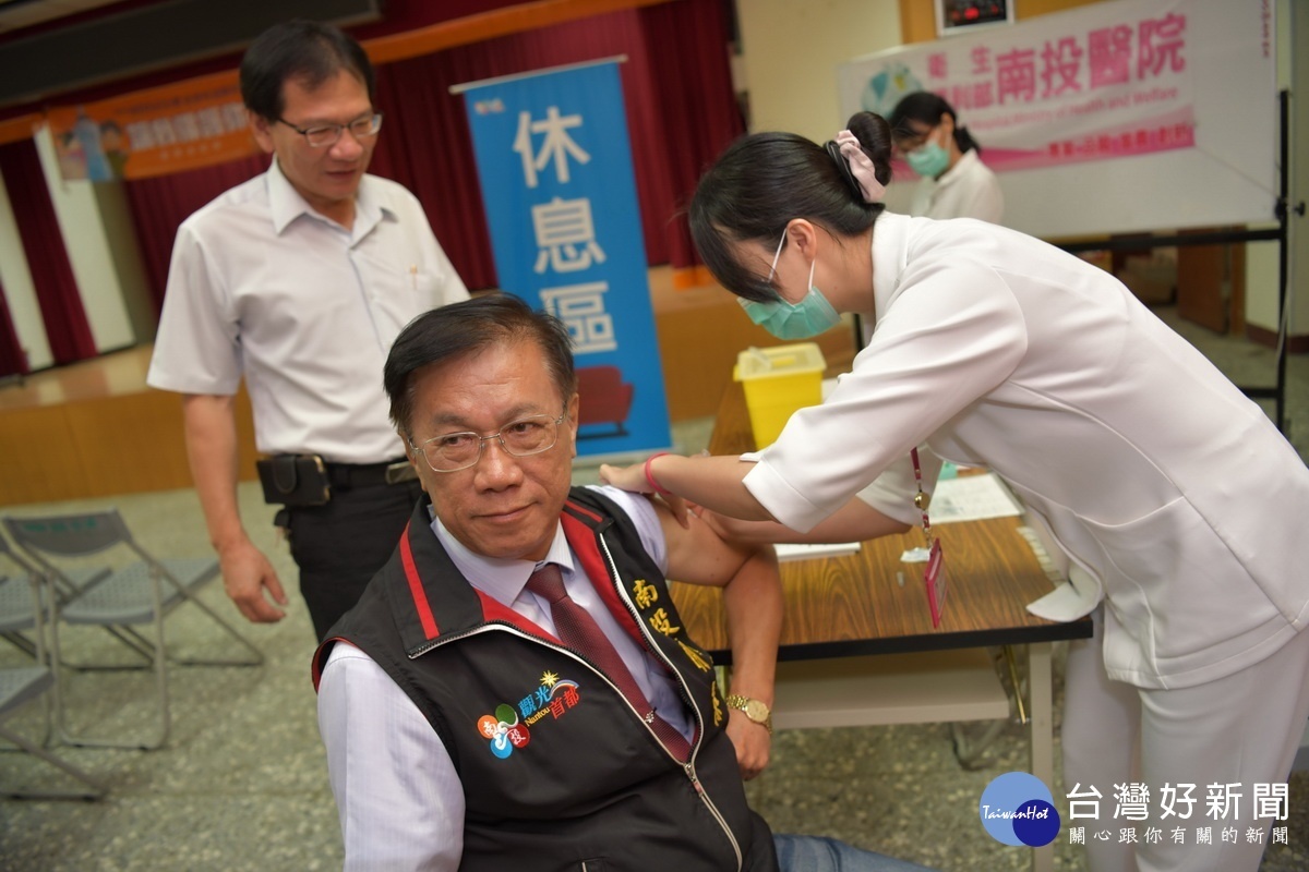 林明溱縣長也抽空施打疫苗並籲大家確保己身健康。