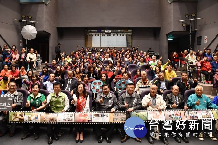 「2018百工百業紀錄片暨專書發表記者會」吸引受訪者親友、許多民眾參加,一睹紀錄片、專書樣貌。