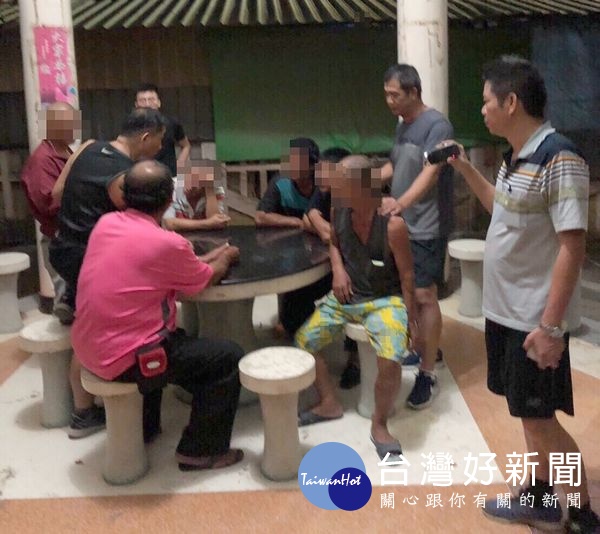 北港運動公園傳出公然聚賭情事，警方佯裝運動民眾，將在場賭客一舉成擒。（記者陳昭宗拍攝）