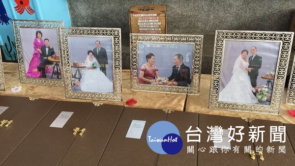 口湖鄉公所為表達敬老尊賢與關懷長者的精神,舉辦金鑽婚模範夫妻表揚活動,受獎者與家屬們團圓慶祝並接受各界的祝福。(記者陳昭宗拍攝)