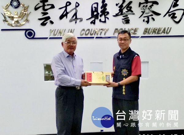 斗六市區傳出暗夜槍擊,警方積極偵辦迅即破案,縣長李進勇及警察局長黃勢清特公開頒發破案茶以資鼓勵。(記者陳昭宗拍攝)