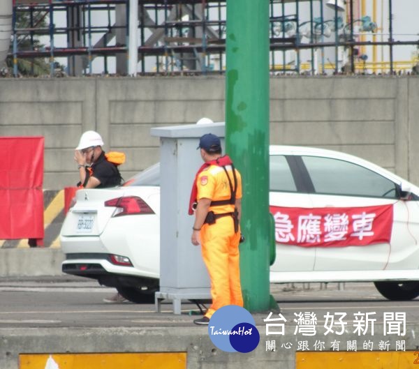 雲林縣政府與台塑石化公司等單位於麥寮港碼頭舉辦「海洋污染緊急應變演練」，展現處理海洋污染狀況之緊急應變能力，過程逼真。（記者陳昭宗拍攝）