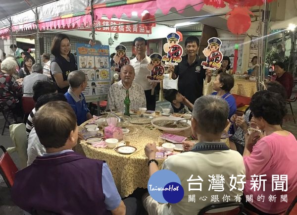 北港警分局針對高齡長者進行「安居專案」反毒及反詐觀念宣導，並與縣長李進勇向現場長輩傳遞預防犯罪知識。（記者陳昭宗拍攝）