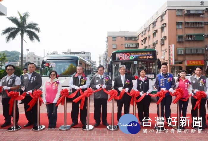 桃園市長鄭文燦前往龜山區公所,出席桃園市區公車602及603路線通車前宣傳記者會