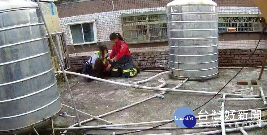 陳姓女子坐在頂樓疑似欲跳樓自殺情緒不穩,警方安撫勸阻獲救。