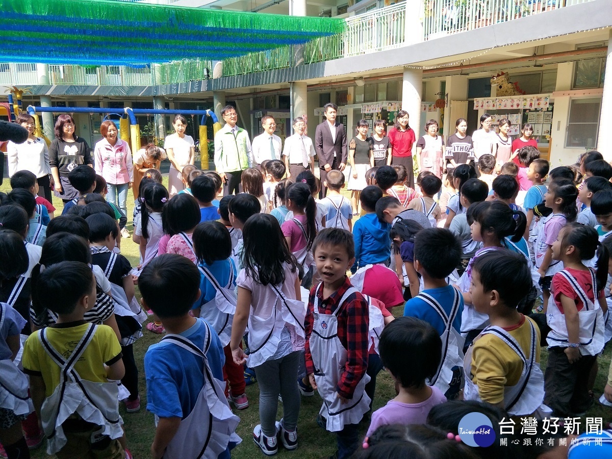 縣長魏明谷至大成國小視察時,與小朋友互動親和。圖/記者鄧富珍攝