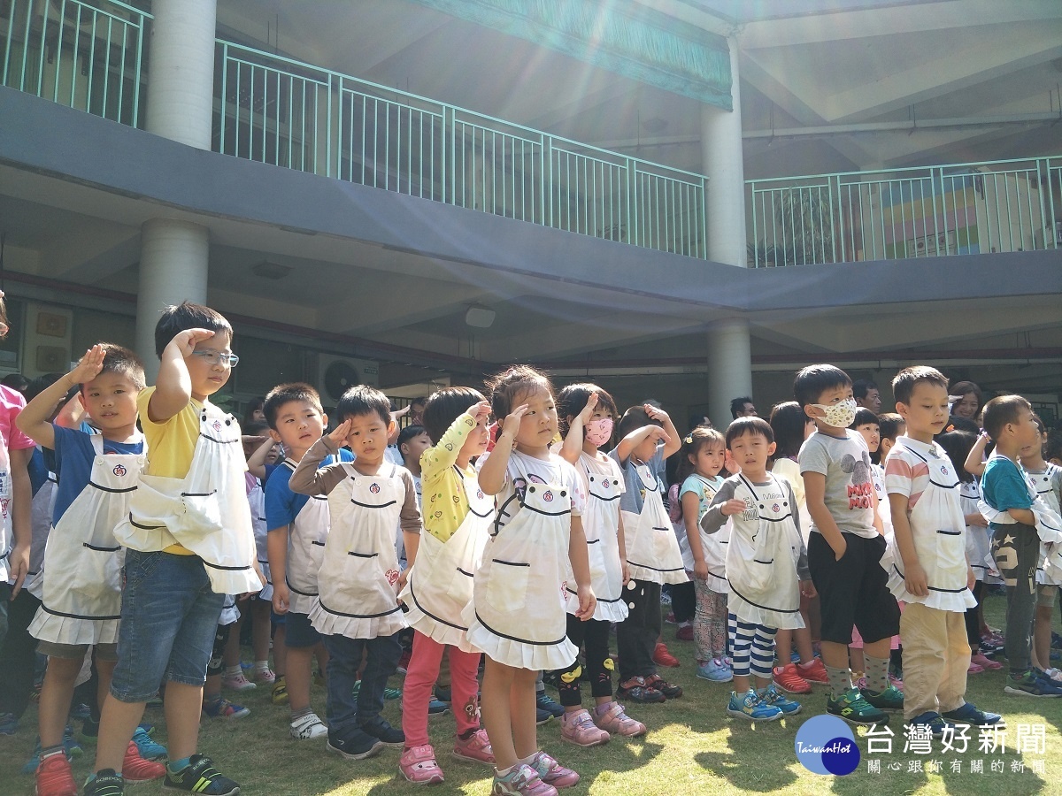 大成國小幼兒班小朋友升旗典禮。圖／記者鄧富珍攝