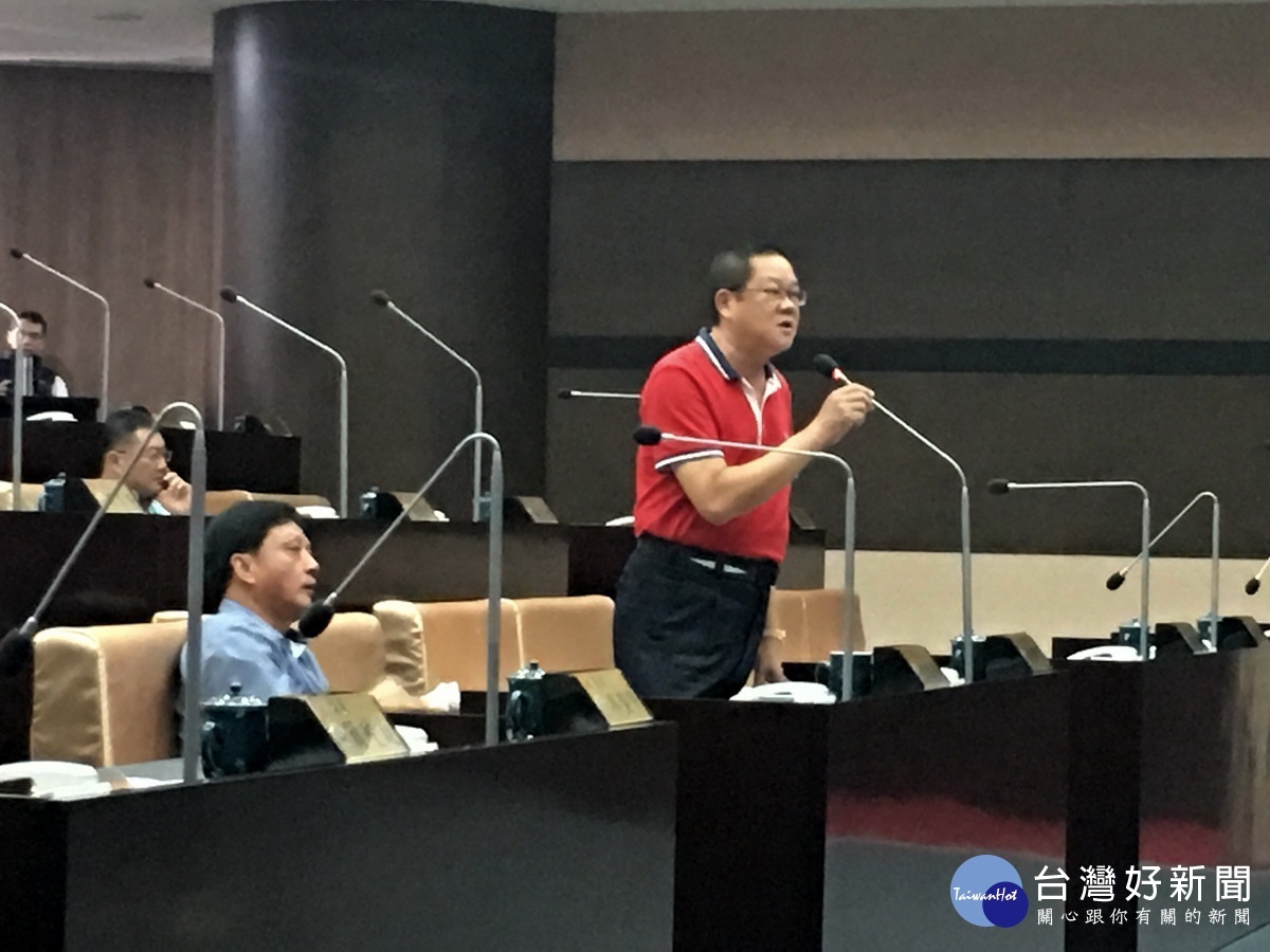 洪明科等議員要求縣府規劃完善配套措施做青年後盾。(記者扶小萍攝)