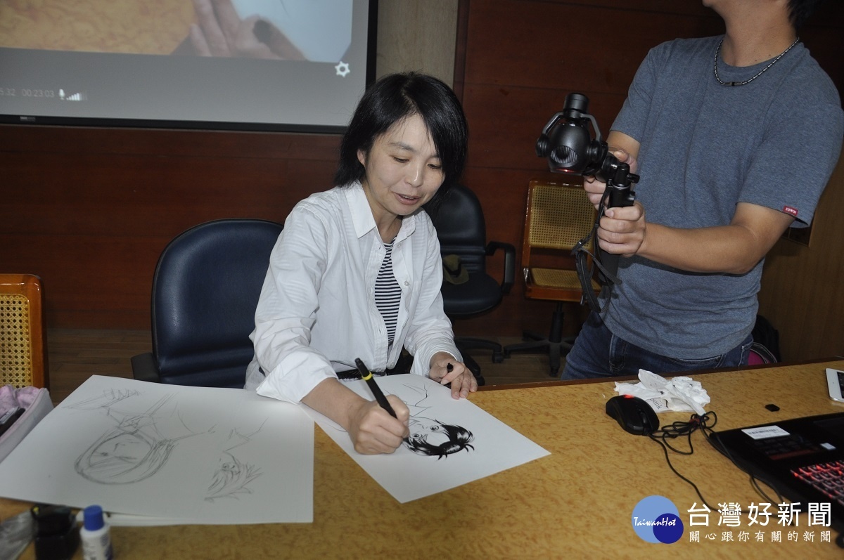 日本漫畫家淺井香織一面作畫透過視訊與300多位學生講解漫畫技巧。