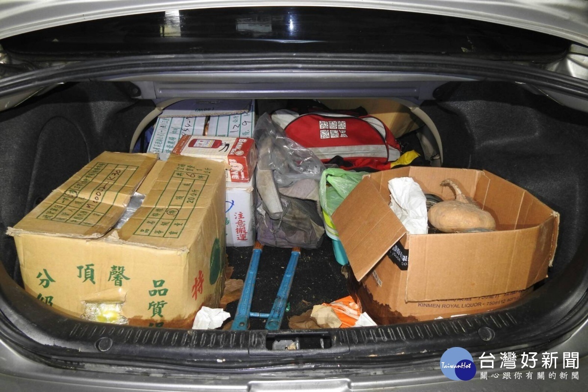 清查發現車上滿滿贓證物(5箱水果、塑膠籃、兩面不同號車牌、油壓剪)