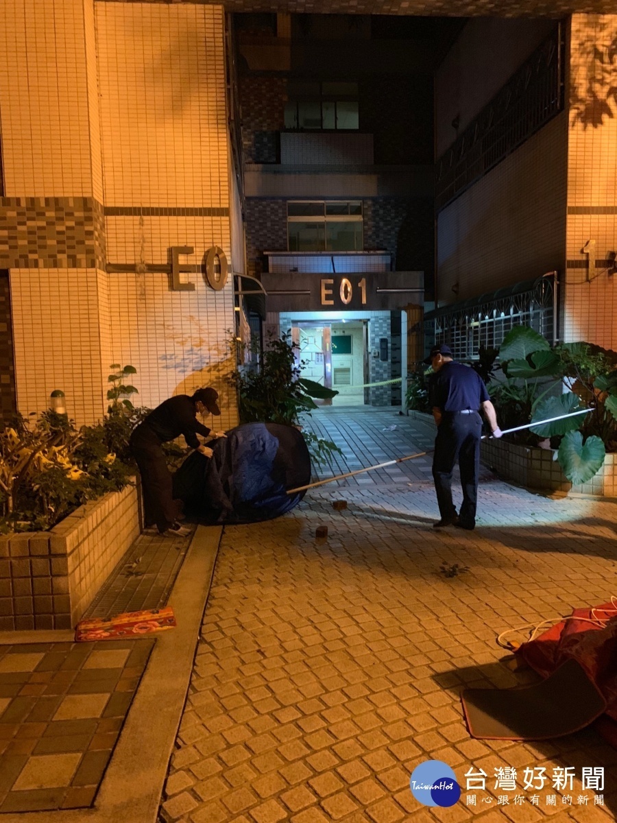 中壢區陸光路發生一起梁姓男子弒母案,警方封鎖命案現場進行蒐證。