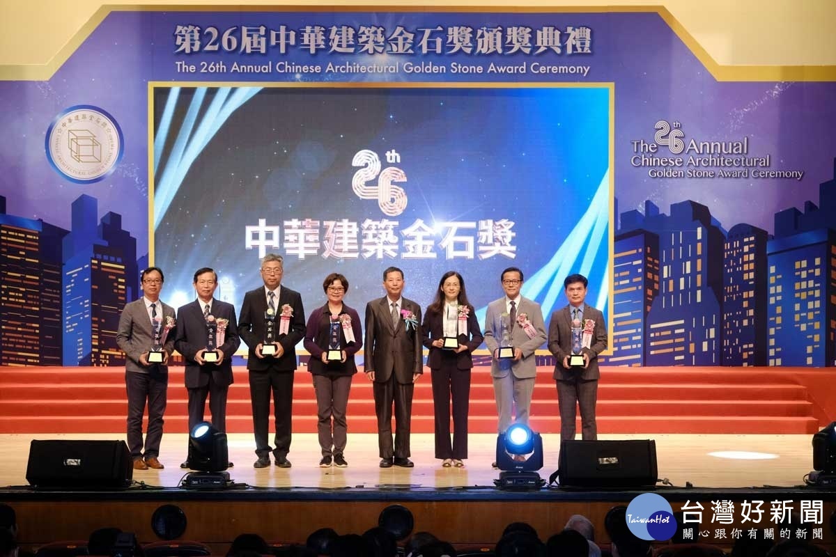 公共工程委員會副主委顏久榮頒發優良公共建設施工組及規劃組得獎單位。
