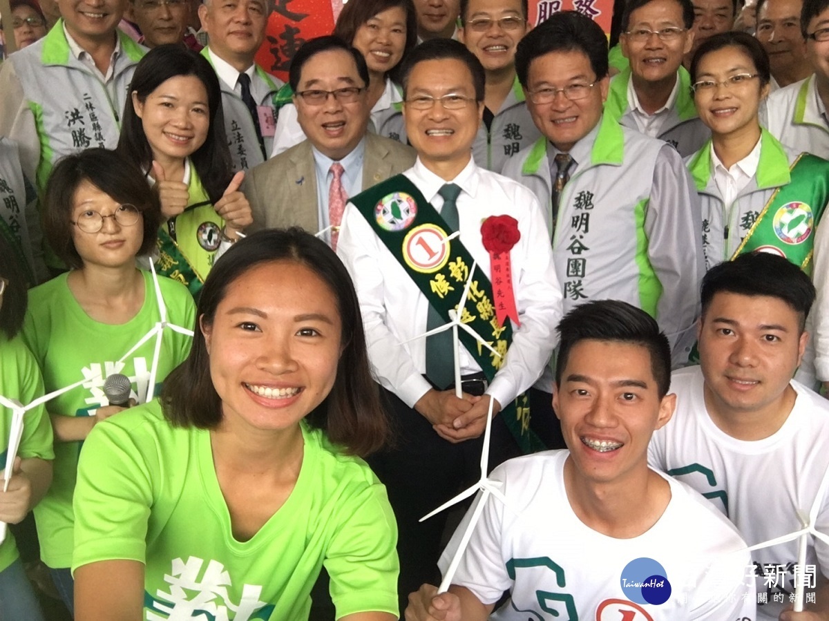 爭取連任的縣長魏明谷,抽到1號。