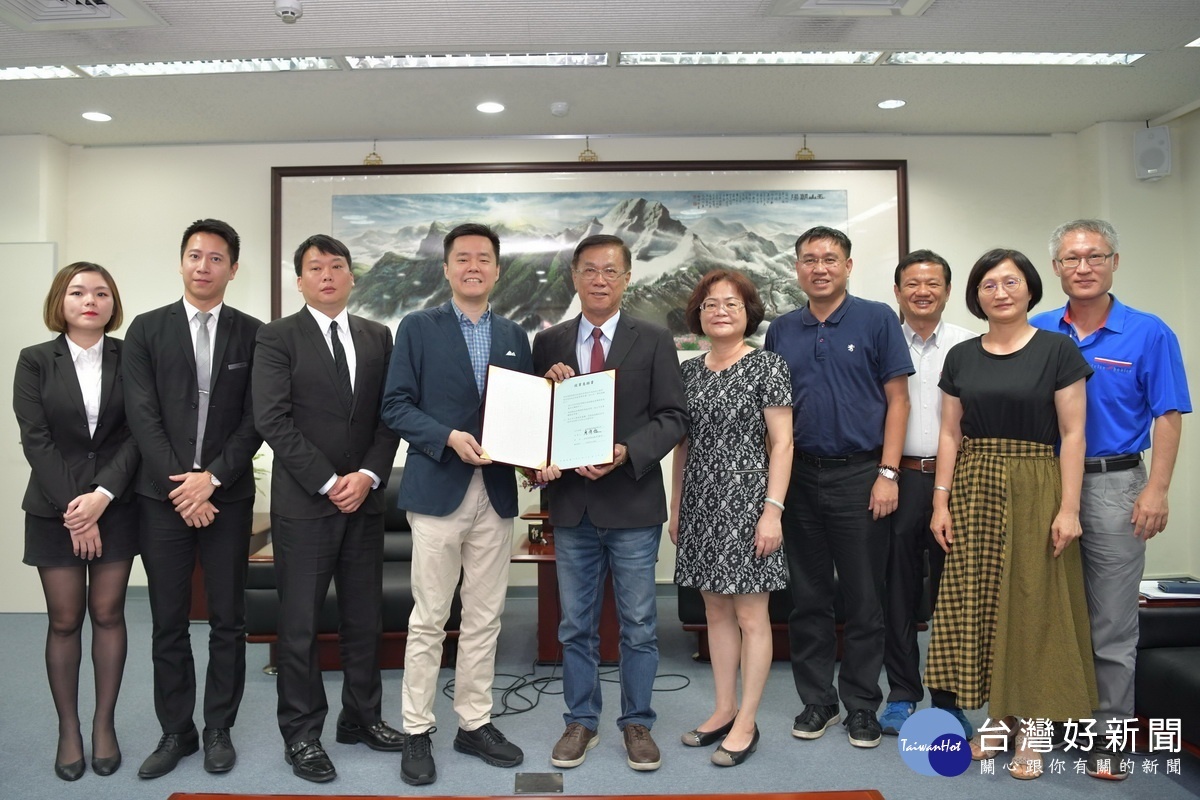 南投縣相關主管都表歡迎秀泰集團能進駐南投。(縣府提供)