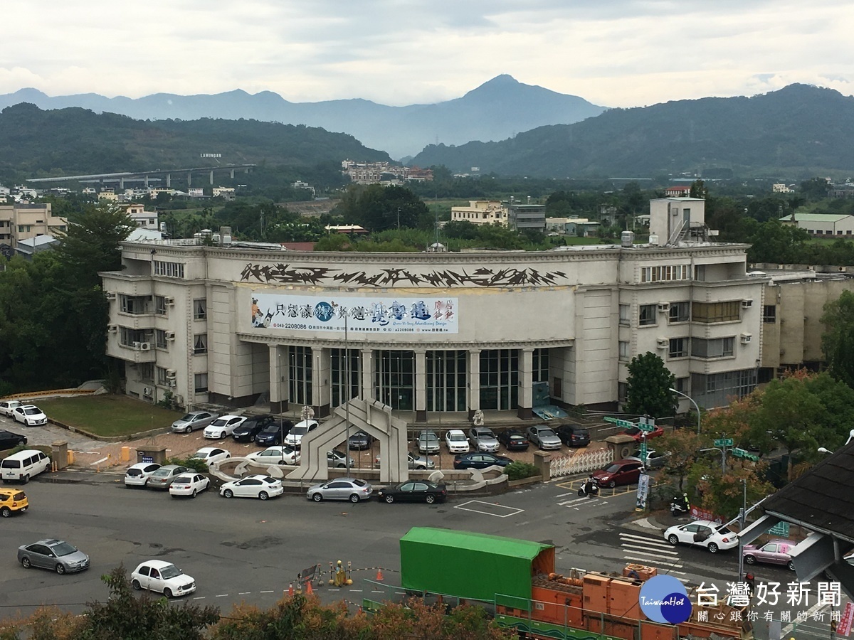 南投舊議會建物老舊,已列入提供秀泰集團參考用地之一。(記者扶小萍攝)