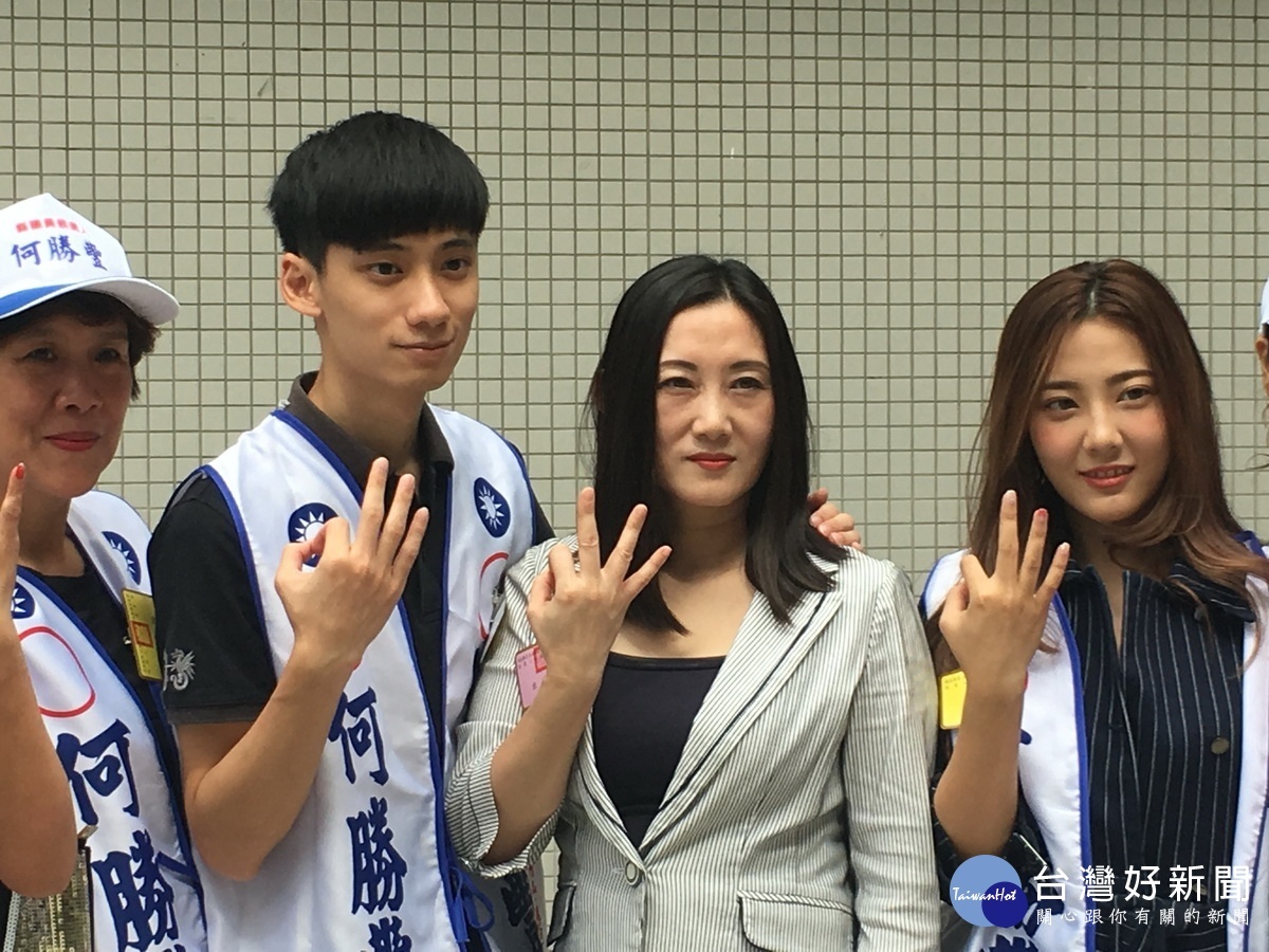 何議長一雙兒女都參與為父親助選。(記者扶小萍攝)