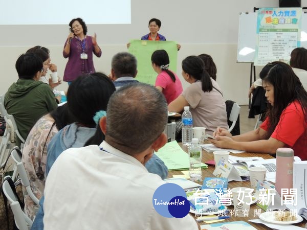 虎尾就業中心邀請企業主舉辦人力資源座談會，與雇主暢談如何運用資源，幫助二度就業的職業婦女翻轉職場。
