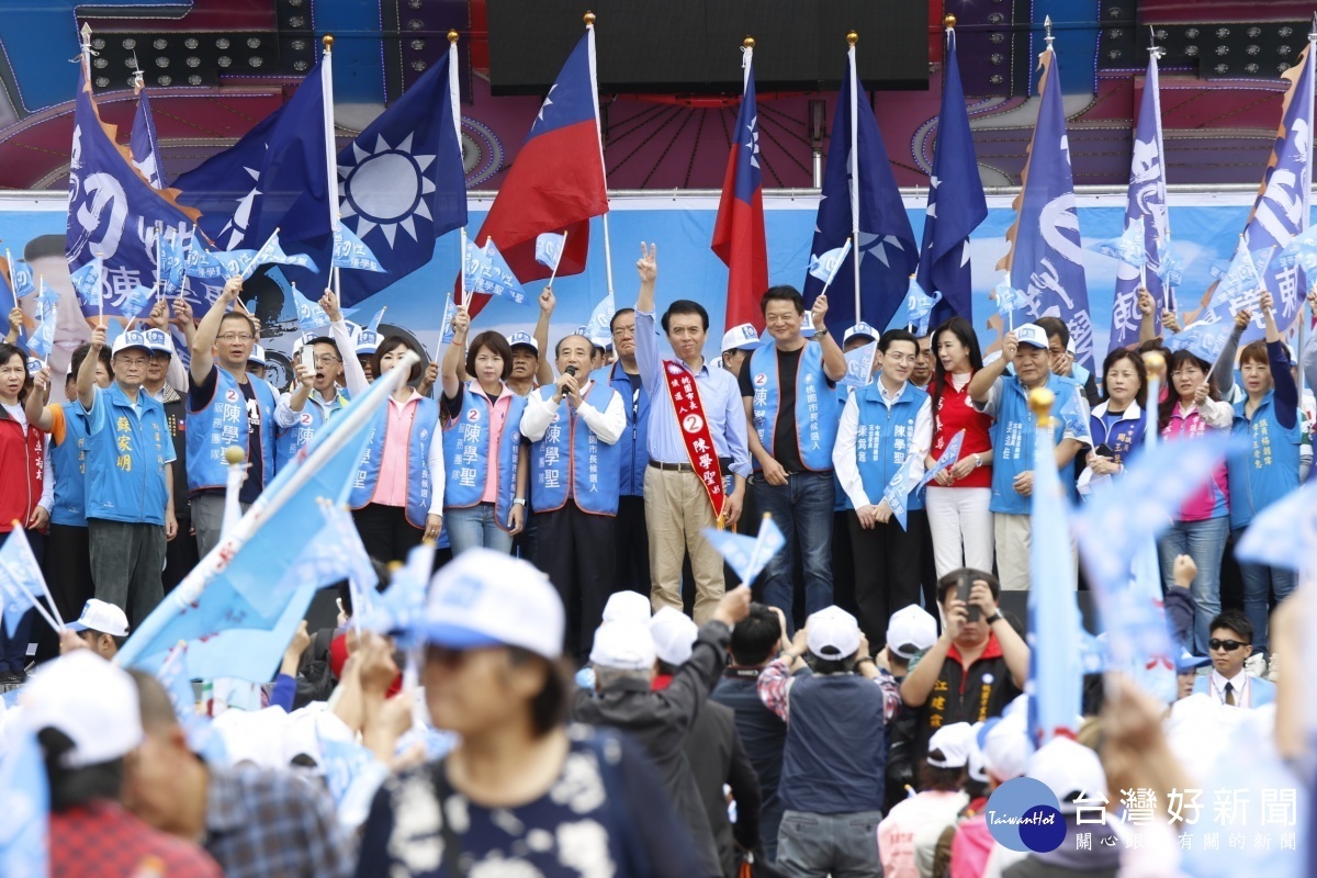 國民黨桃園市長候選人陳學聖舉辦「翻轉桃園全新出發」競選總部成立大會，上萬名支持者高喊「凍蒜、一定贏」夾道歡迎，場面空前盛大。