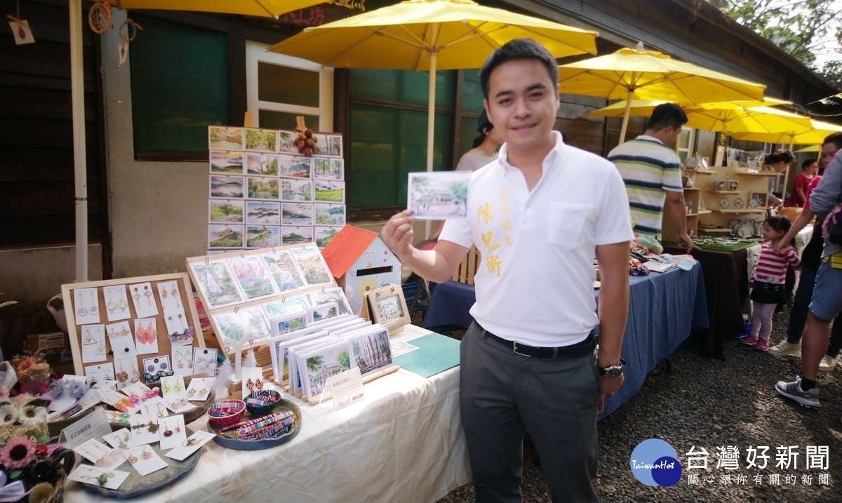 集集鎮長陳紀衡讚賞參與「蕉十一郎市集」攤位的手作製品。〈記者吳素珍攝〉