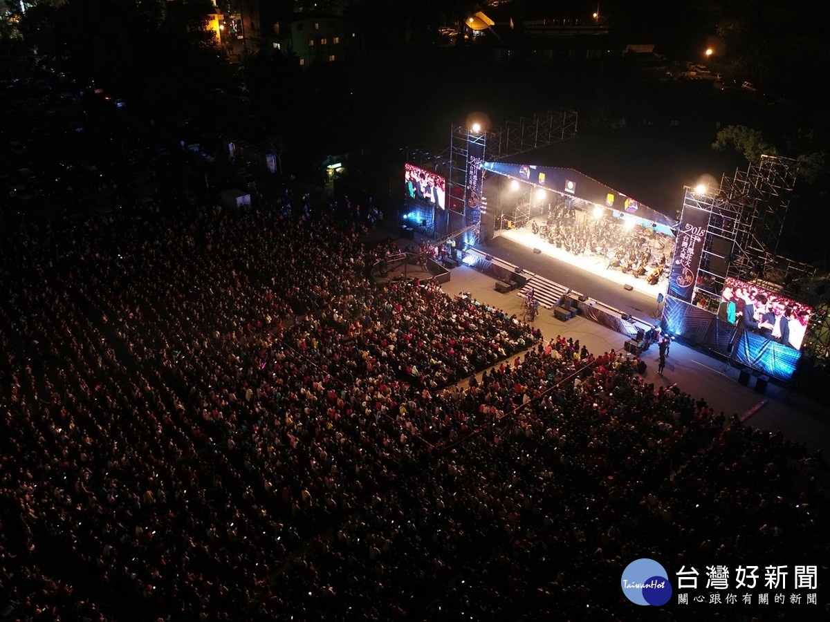 台灣大哥大日月潭花火音樂會在水社中興停車場華麗登場，觀眾人山人海。