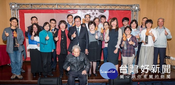 桃園市長鄭文燦前往文化局，出席「2018桃園鍾肇政文學獎」頒獎典禮。