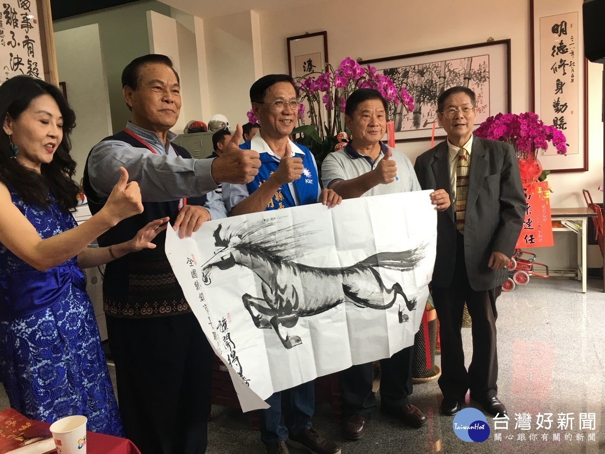 全國鄉鎮市長促進總會長洪參民等贈一馬當先一定連任國畫。(記者扶小萍攝)