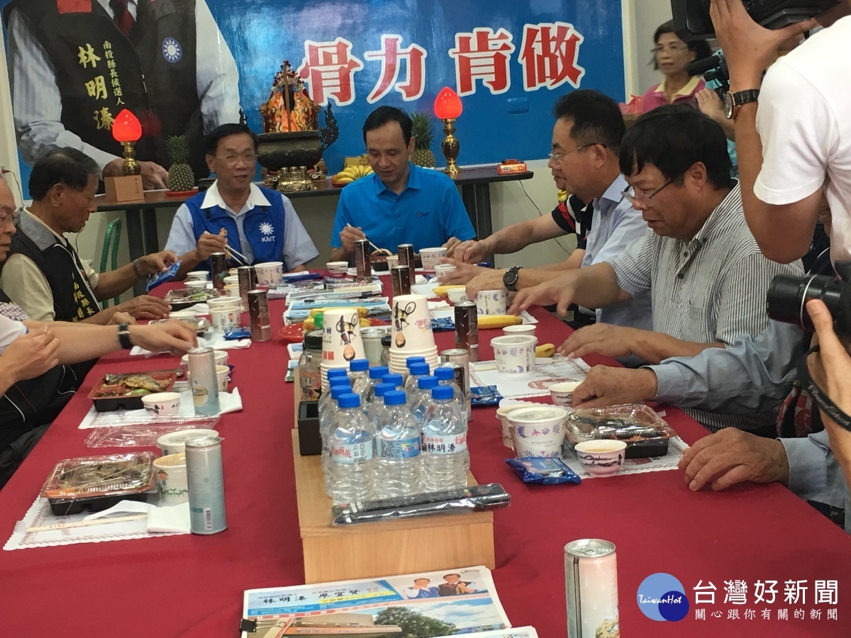 朱市長和林縣長等邊用餐邊談推觀光等。(記者扶小萍攝)