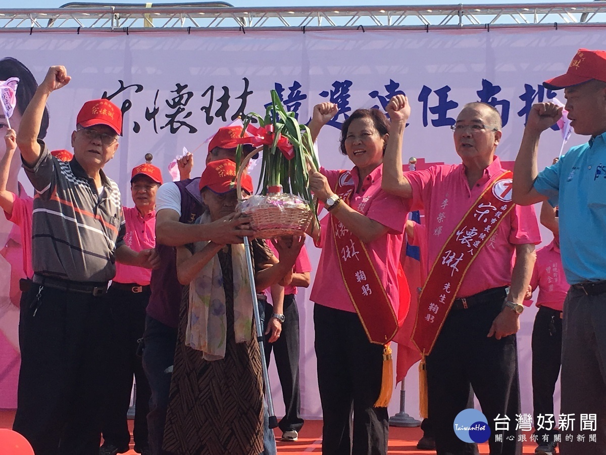 104歲人瑞廖王蔭來贈蒜祝凍蒜。(記者扶小萍攝)