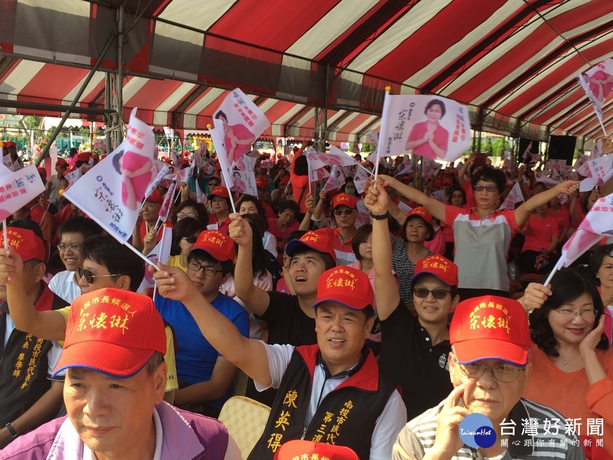 千餘支持者揮動旗幟高呼宋懷琳凍蒜。(記者扶小萍攝)