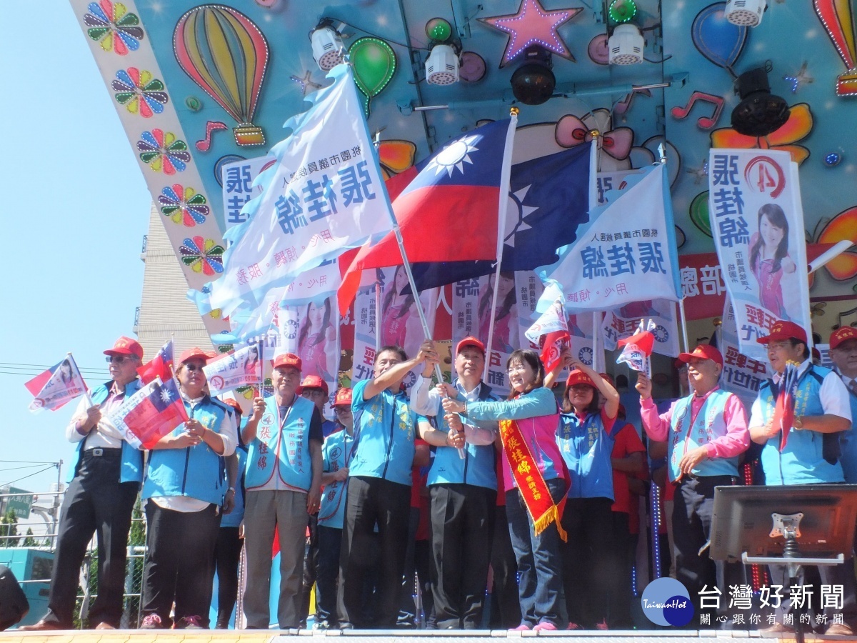 張桂綿與競選團隊揮舞戰旗。（圖/林鵬程攝）