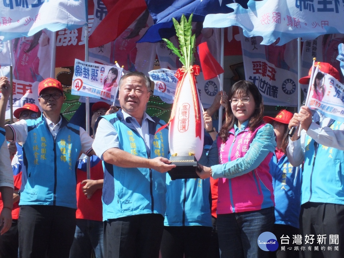 前市民代表會主席林振捷贈送「好菜(彩)頭」、「包粽」、「凍蒜」預祝選情順利成功。（圖/林鵬程攝）