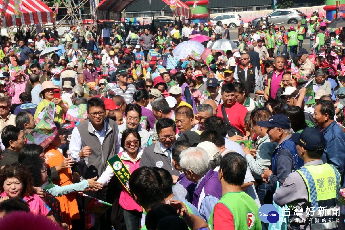 桃園市長鄭文燦和桃園市議員林俐玲共同進場時,被熱情民眾簇擁高喊當選。