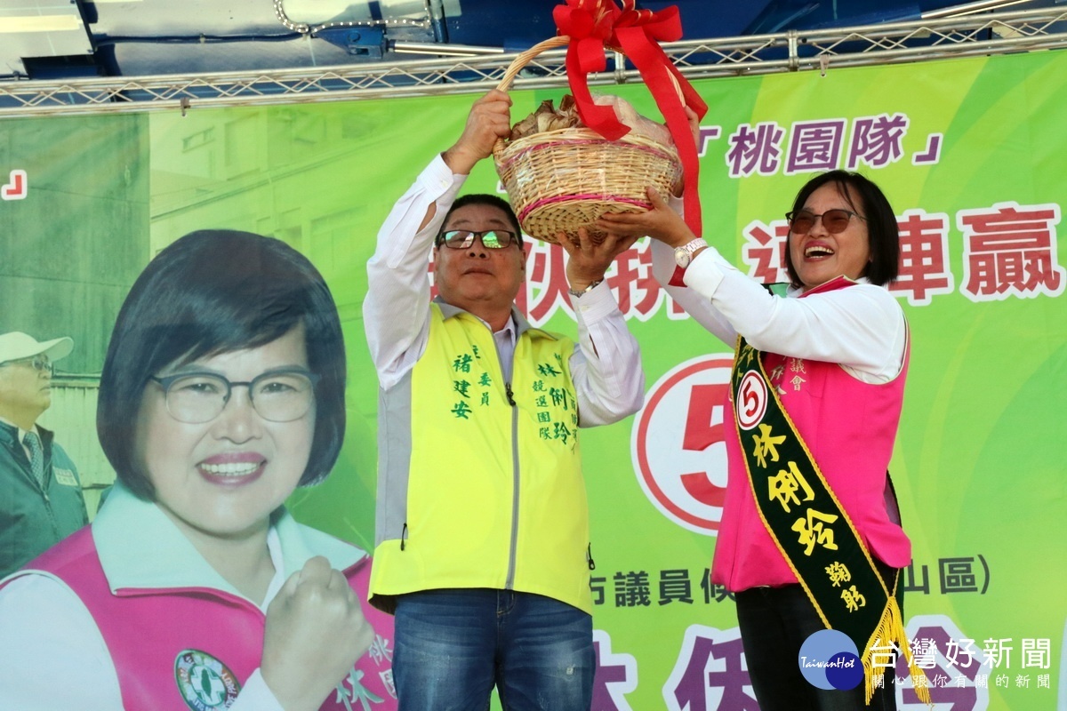 總部主委褚建安送上鄉親們所包的粽子,代表大家祝福林俐玲「包中」,高票當選。