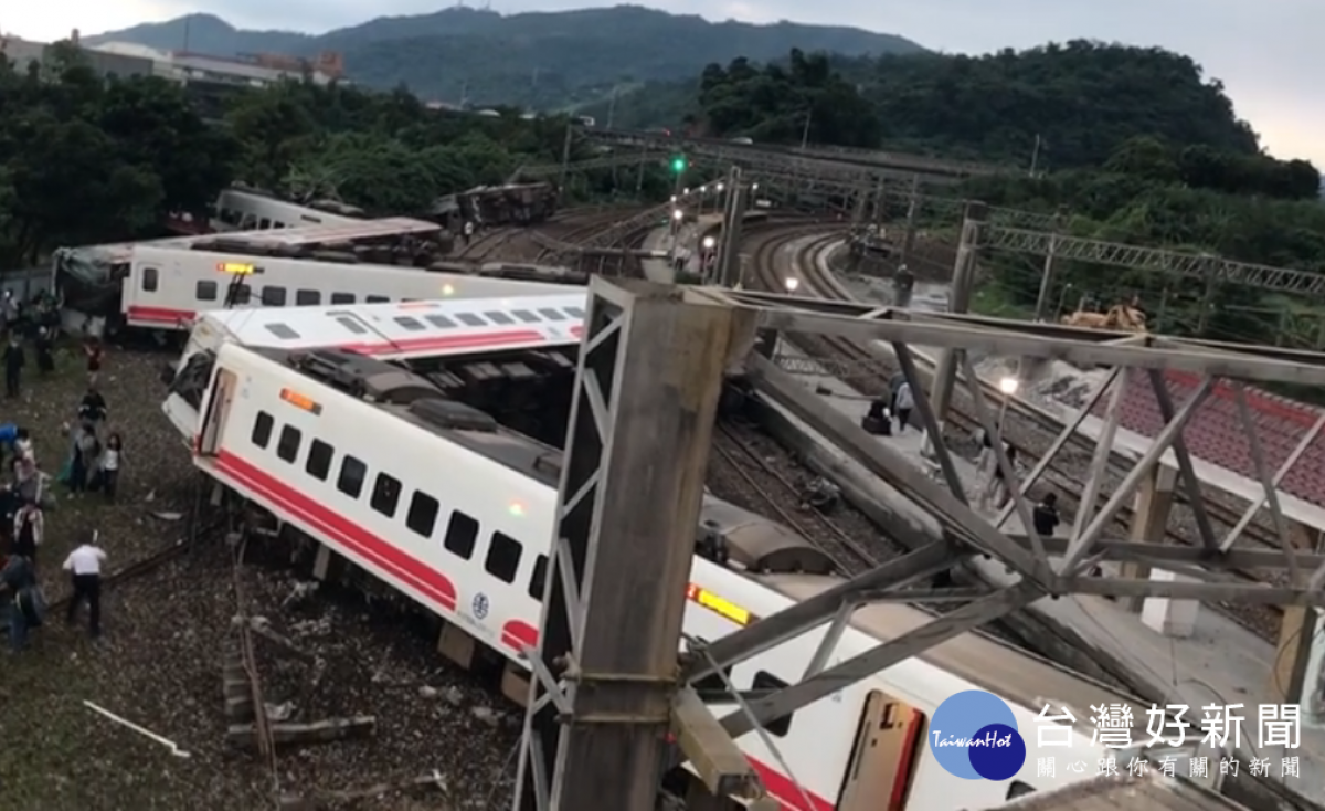 10月21日一列由樹林開往台東的6432次普悠瑪列車，因遭遇車輛異常、處理人力不足、司機被要求趕準點…等問題，最終於16時50分在新馬站東主正線超速翻覆出軌，造成旅客18人死亡、210人受傷的慘劇。（圖／資料照片）