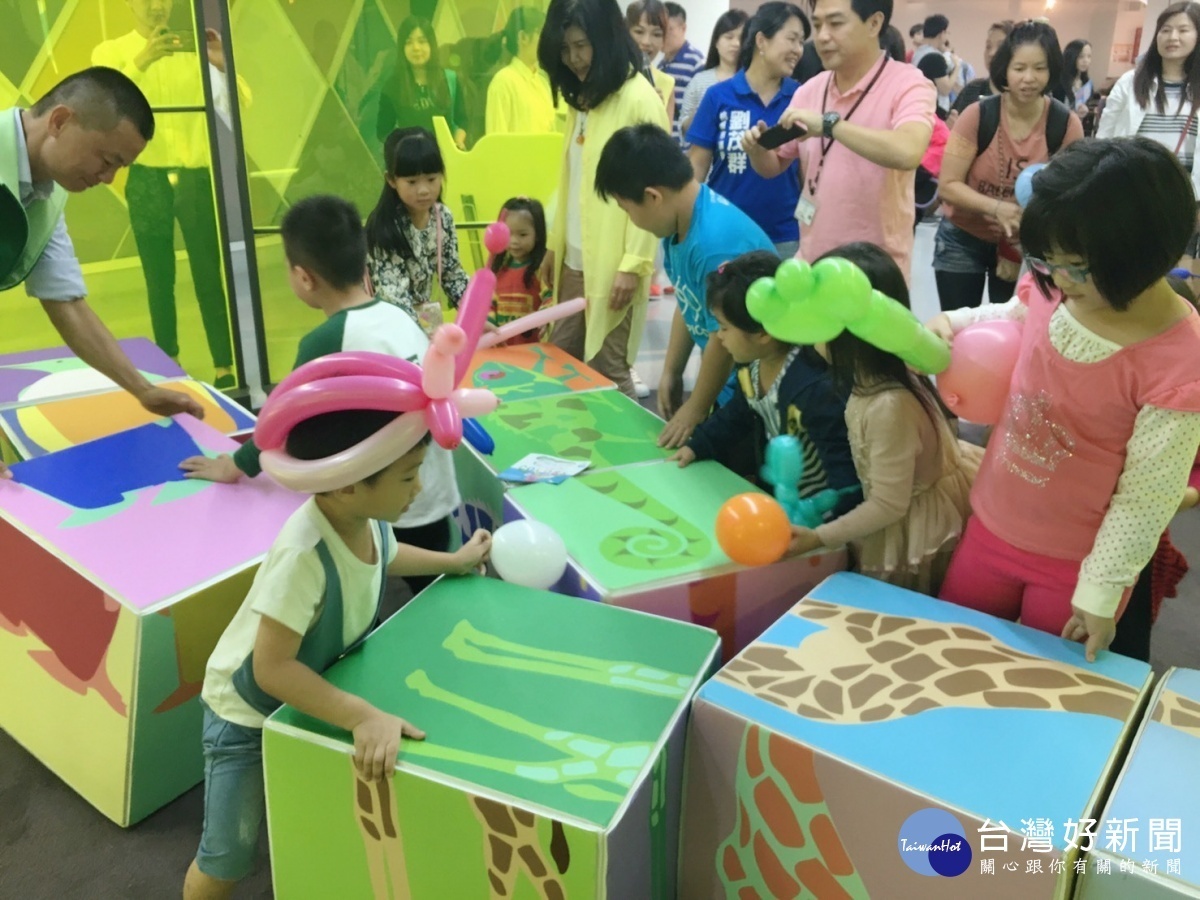 桃園市兒童美術館舉辦「翻轉色彩的魔法世界」色彩展，引導孩童認識顏色，提升對色彩認知的能力。